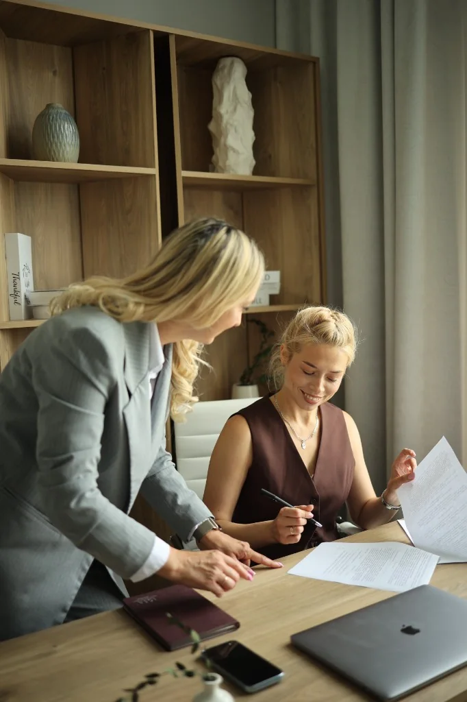 Marina Buguk with a client at the contract signing stage
